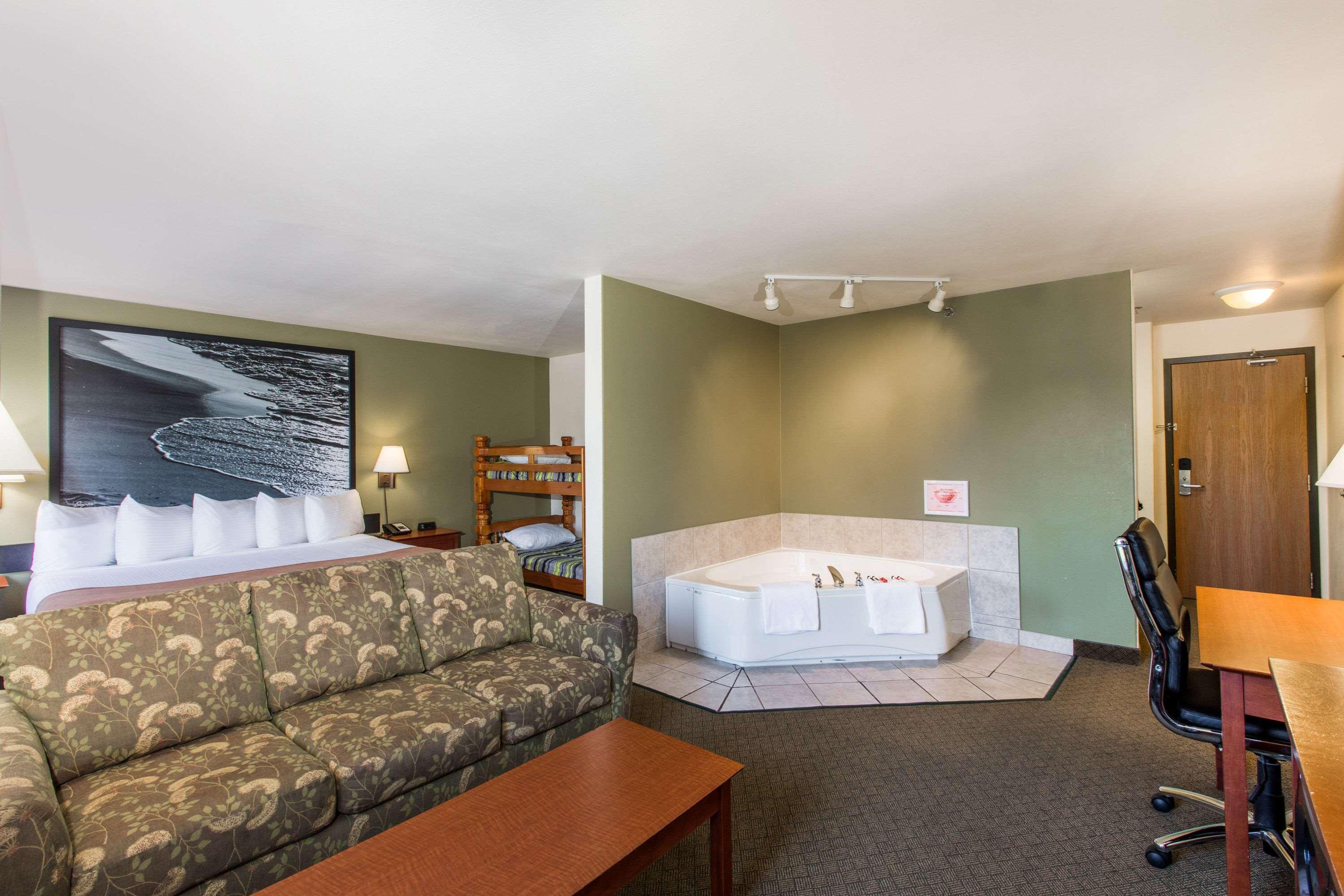 Super 8 By Wyndham Amherst Ns Exterior photo